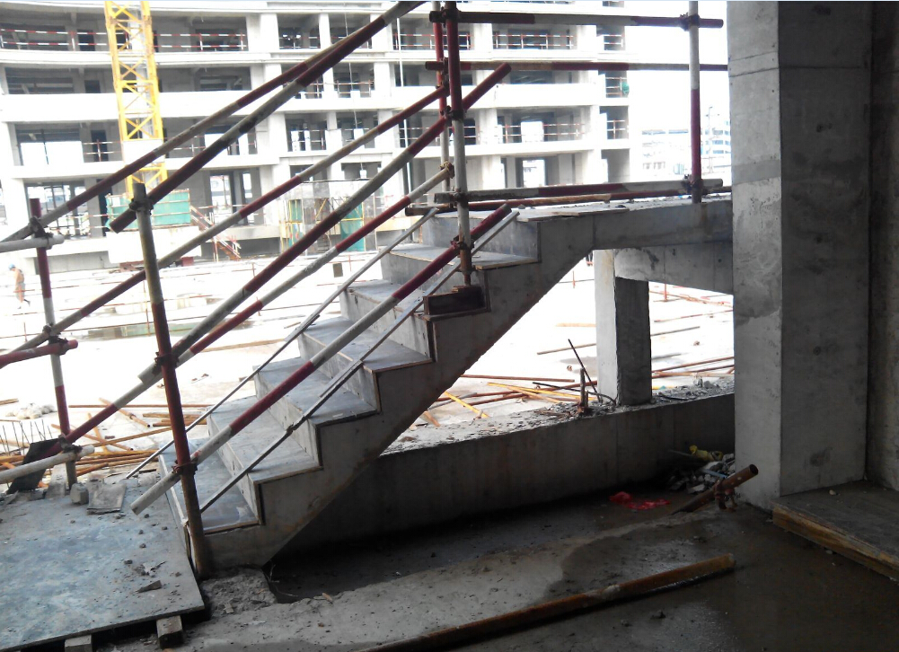 现浇混凝土楼梯拆模成型后,为什么在踏步上再钉模板?