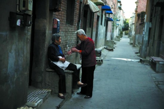 安乐北街,两位老人在门前聊天
