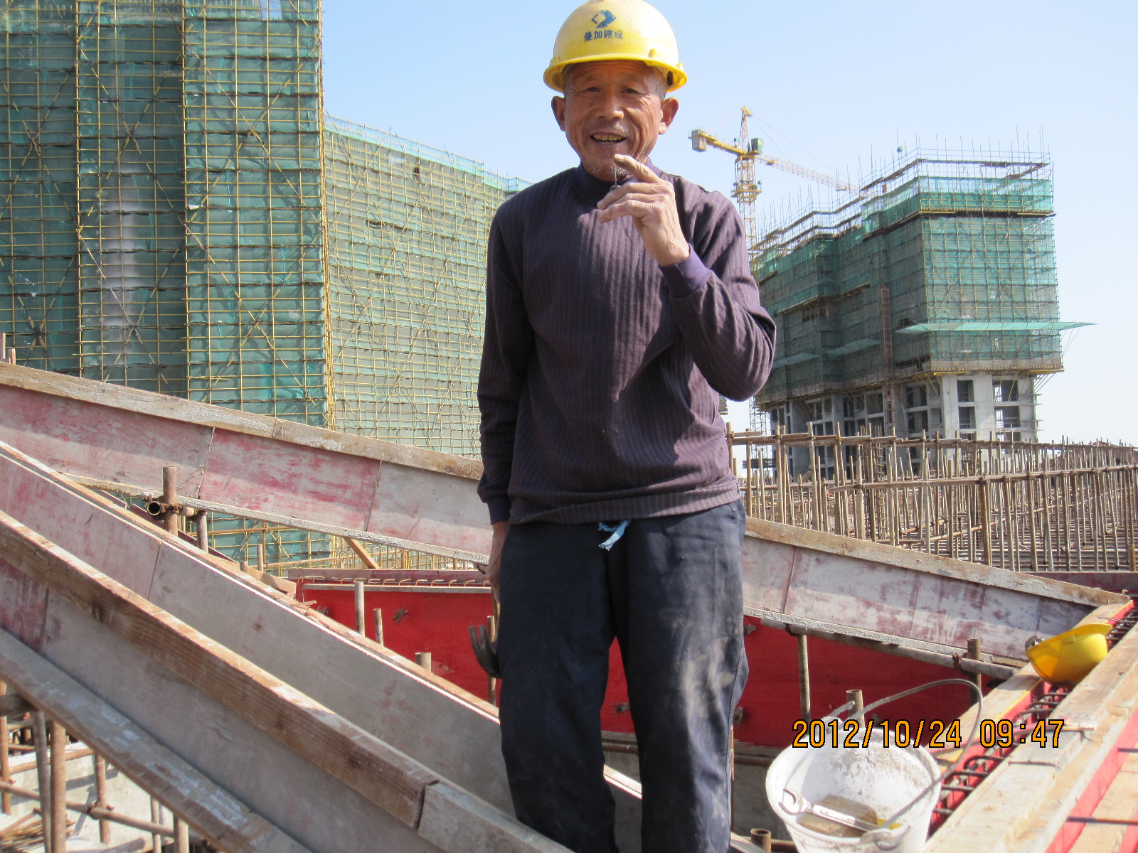 图片上是一位在江苏启动开发区工地工的老木工,万恶的制度,逼得