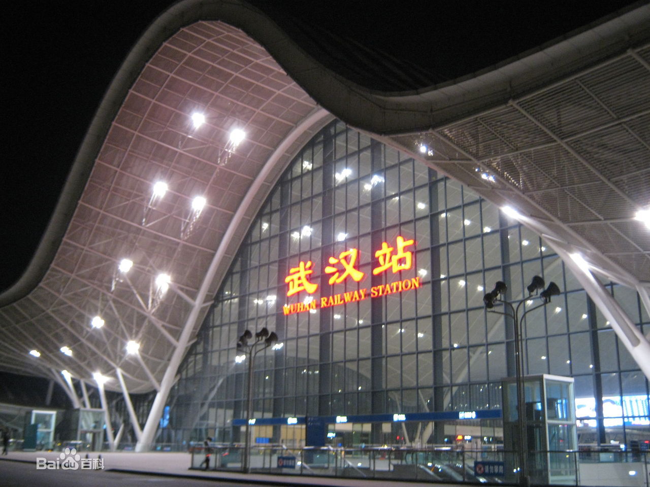 广州南站与武汉站都十分漂亮,但感觉都十分相似,如果加点地方特色或者
