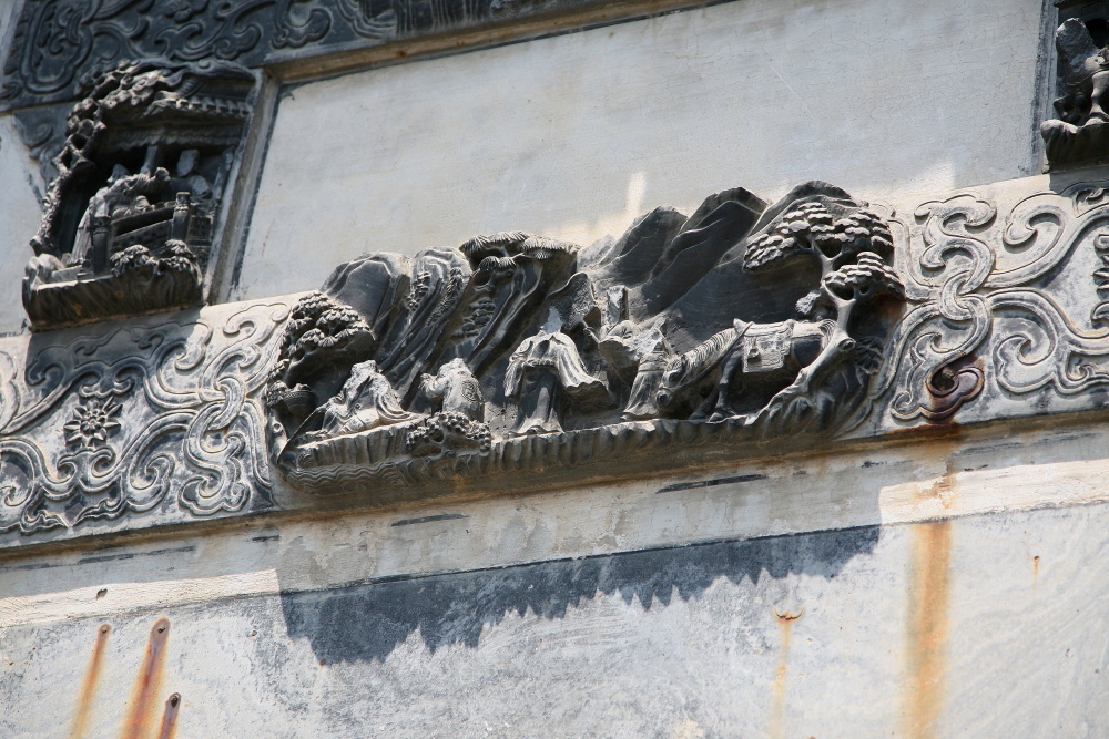 "婺源三雕"在徽派建筑中各司其职,砖雕,石雕多用于门楼,木雕用于