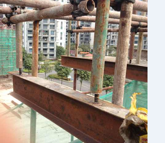 悬挑脚手架的槽钢上立杆为什么要吊脚?悬挑脚