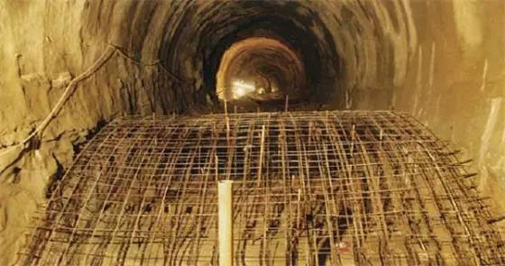 施工工序复杂,既有平面分岔结构(由单洞,大跨隧道,连拱隧道,小净距