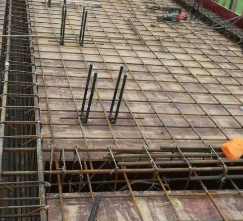 悬挑脚手架u型环这样预埋是否错误具体规范要求是什么