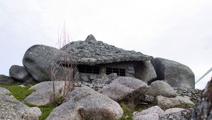 石头房子,看葡萄牙法菲山上的疯狂石宅 |葡萄牙建筑|葡萄牙石宅|别墅